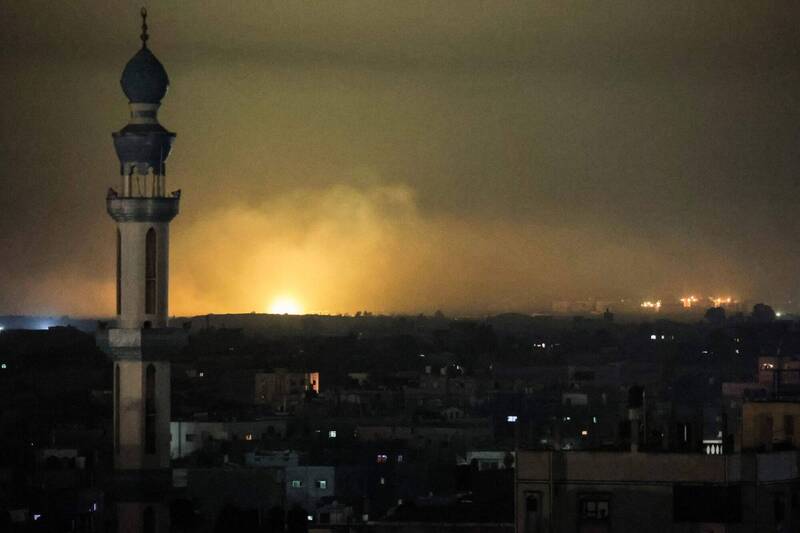 以色列军方在当地时间12日清晨对加萨地带南部城市拉法及周边地区进行空袭，在空袭掩护下，以军特种部队从拉法救出两名人质。（法新社）(photo:LTN)