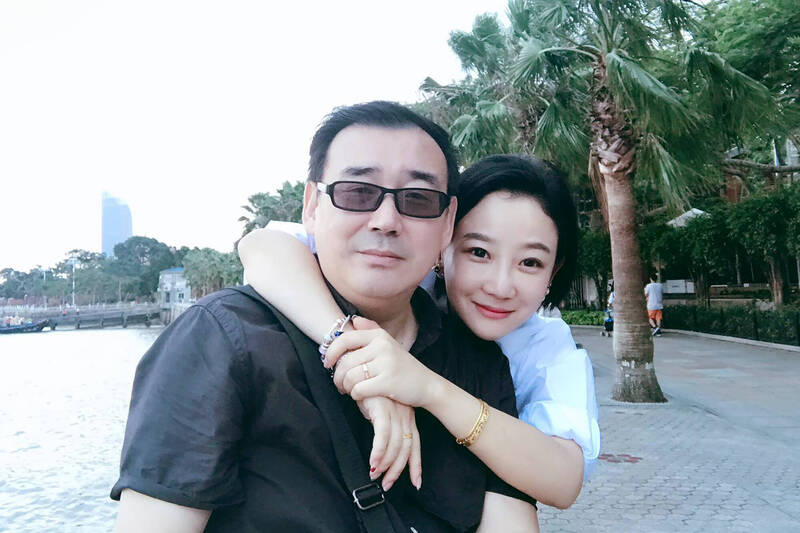 澳洲籍華裔作家楊恆均（左）與妻子袁小靚（右）。（美聯社檔案照）