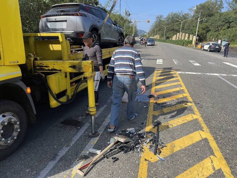 拖吊車趕往現場,協助排除事故。(記者吳昇儒翻攝) 拖吊車趕往現場,協助排除事故。(記者吳昇儒翻攝)