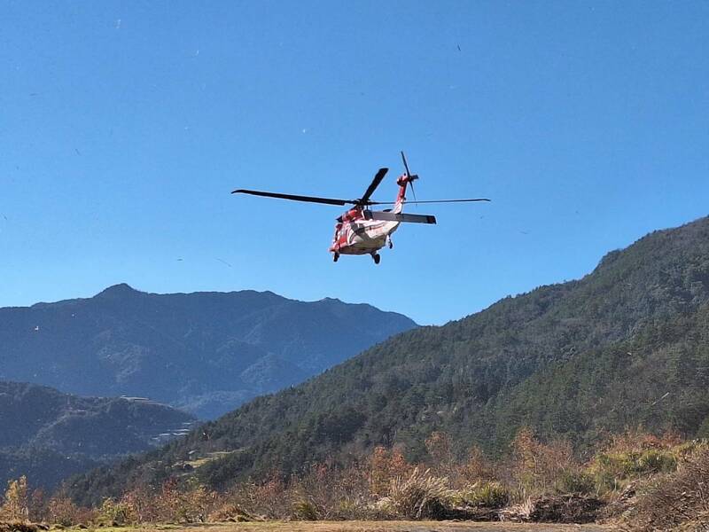 女子獨攀雪山跌落山谷亡，空勤總隊派直升機協助吊掛。（苗栗縣消防局提供）