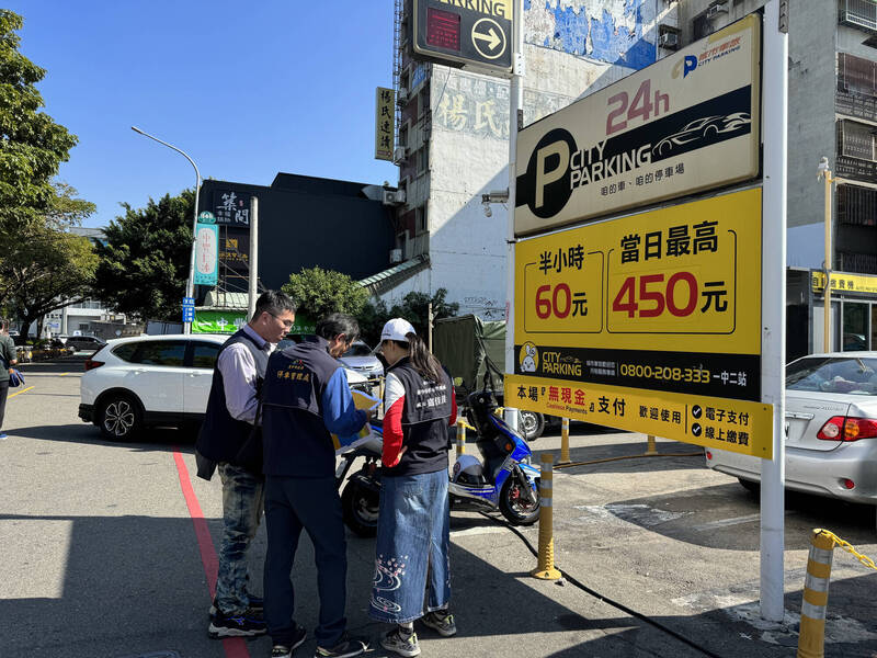 交通局春節前函文業者，需依核准停車場登記證所載費率收費。（市府提供）