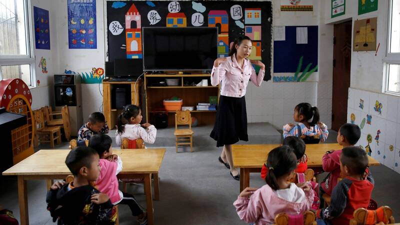 随着中国人口出生率下降，教师这个职业未来面临极大不确定性，预计到了2035年，将出现约190万的「过剩」教师。（路透）(photo:LTN)