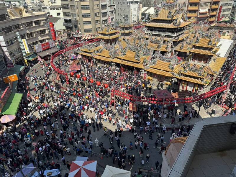 春節連假朝天宮、武德宮走春人潮擠爆北港鎮，雲林縣警察局出動無人機從高空掌握北港市區車流。（雲林縣警局提供）