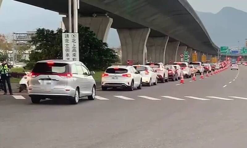 宜蘭縣境的國5各交流道陸續出現北上排隊車陣。 （圖由警方提供）