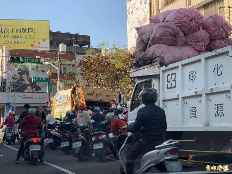 彰化市停收垃圾4天，今天恢復清運，市區街頭清運點都出現大批丟垃圾人潮，資源回收車堆到滿出來。 （記者湯世名攝）