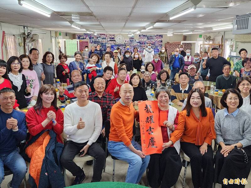 立法院長韓國瑜(右4)前往埔里鎮菩提長青村關懷長輩,致贈新年紅包與春聯。(記者佟振國攝) 立法院長韓國瑜(右4)前往埔里鎮菩提長青村關懷長輩,致贈新年紅包與春聯。(記者佟振國攝)