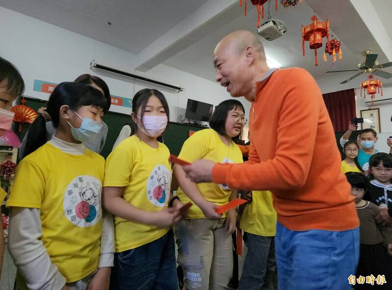 韓國瑜分別前往陳綢兒少家園、慈恩社區關懷弱勢兒少,致贈春節紅包。(記者佟振國攝) 韓國瑜分別前往陳綢兒少家園、慈恩社區關懷弱勢兒少,致贈春節紅包。(記者佟振國攝)