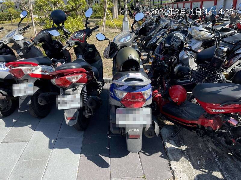 彰化市扇形車庫停車場外廣場機車整排違停，14天來警方共開出371張罰單，車主面臨900元罰鍰。（警方提供）