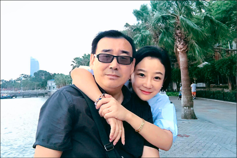 澳洲籍華裔作家楊恆均遭中國指控向台灣軍事情報局洩漏機密文件。圖為楊恆均與自稱「五毛黨主席」的網紅妻子袁小靓。(美聯社檔案照) 澳洲籍華裔作家楊恆均遭中國指控向台灣軍事情報局洩漏機密文件。圖為楊恆均與自稱「五毛黨主席」的網紅妻子袁小靓。(美聯社檔案照)