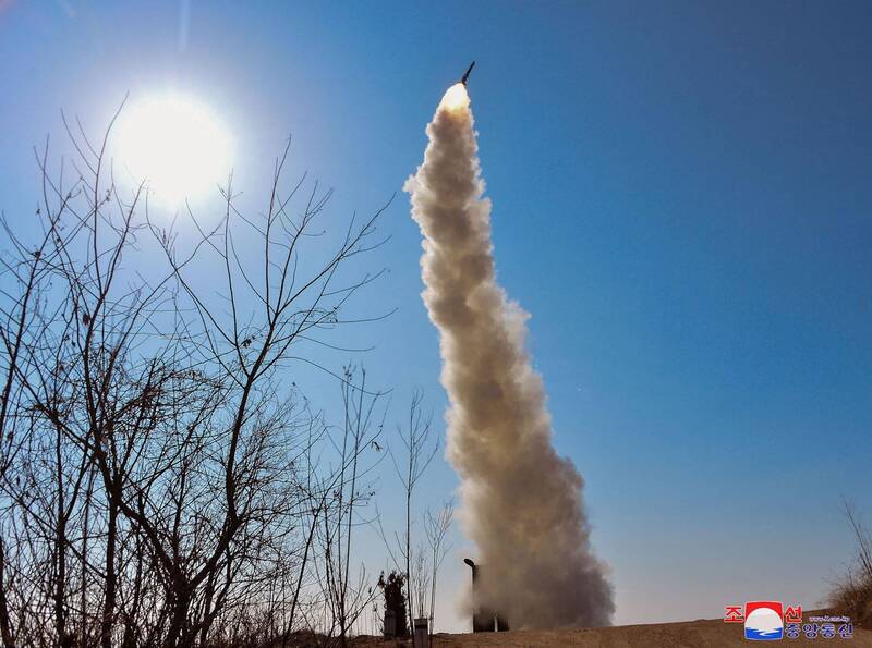 南韩合同参谋本部14日表示，北韩上午向东部海域发射了数枚巡弋飞弹。图为本月2日北韩试射飞弹画面。（法新社资料照）(photo:LTN)