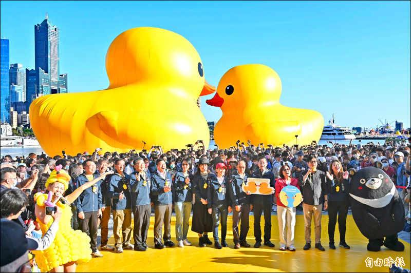 市長陳其邁與市府團隊一同見證浪漫時刻。（記者李惠洲攝）