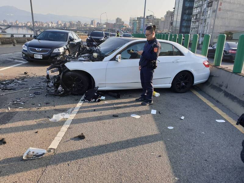 北市環快發生車禍，轎車車頭猛烈撞上橋墩護欄全毀，駕駛送醫不治。（記者劉慶侯翻攝）