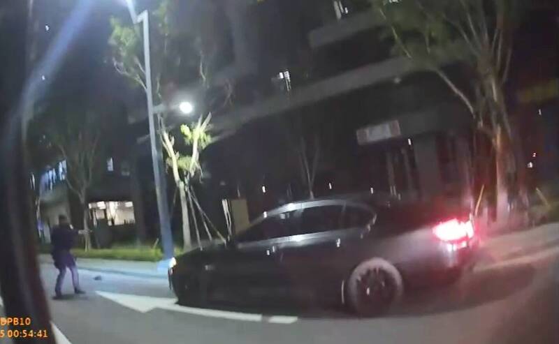 員警（圖左）對3名惡煞駕駛的黑色BMW轎車開槍，但3人還是驅車逃逸。（警方提供）