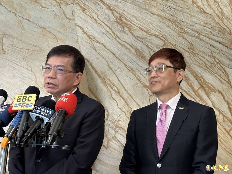 交通部長王國材(左)今(15日)表示,旅行社不負責任,跟地接社的紛爭卻影響到旅客,交通部會嚴格處理,一定要重罰。(記者丁奕攝) 交通部長王國材(左)今(15日)表示,旅行社不負責任,跟地接社的紛爭卻影響到旅客,交通部會嚴格處理,一定要重罰。(記者丁奕攝)