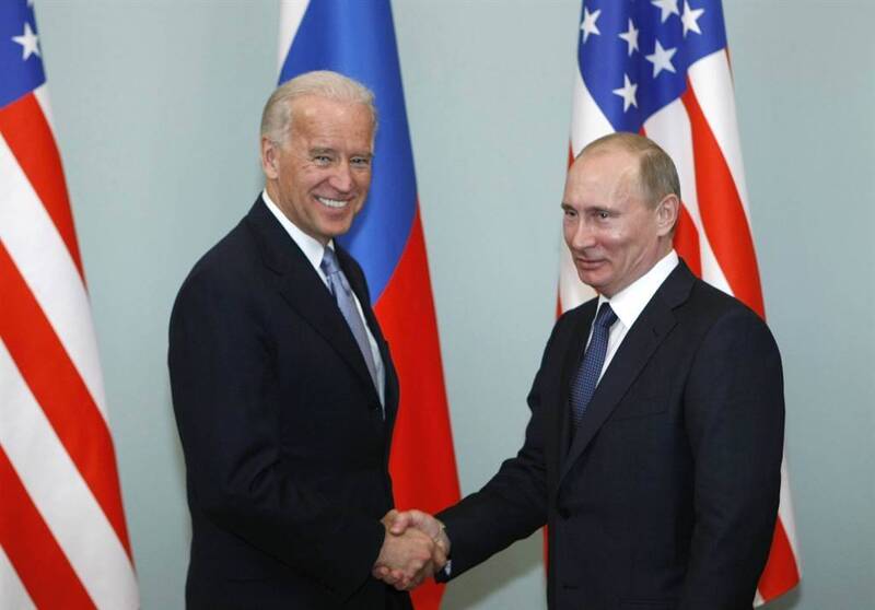 普廷稱比起川普，拜登當選對俄羅斯較為有利。圖為2011年拜登訪俄時，與普廷握手。（美聯社檔案照）