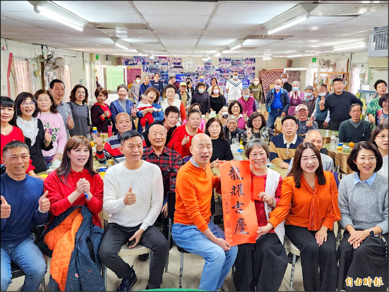 立法院長韓國瑜(右四)昨前往埔里鎮菩提長青村關懷長輩,致贈新年紅包與春聯。(記者佟振國攝) 立法院長韓國瑜(右四)昨前往埔里鎮菩提長青村關懷長輩,致贈新年紅包與春聯。(記者佟振國攝)