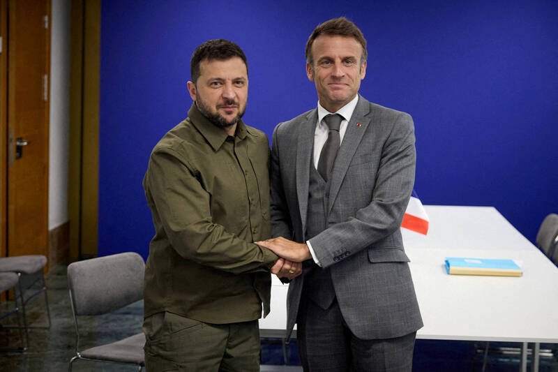 法国总统府爱丽舍宫宣布，法国总统马克宏（右）明日将与乌克兰总统泽伦斯基（左）签订一份双边安全协议。（路透资料照）(photo:LTN)