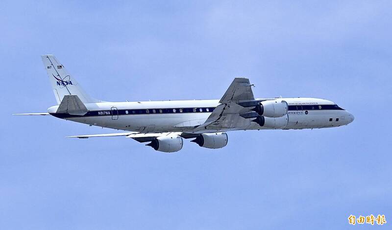 一架隸屬於美國太空總署（NASA）的DC-8-72型空氣品質監測機15日上午從菲律賓克拉克空軍基地出發至台灣南部低空繞行。（記者羅沛德攝）