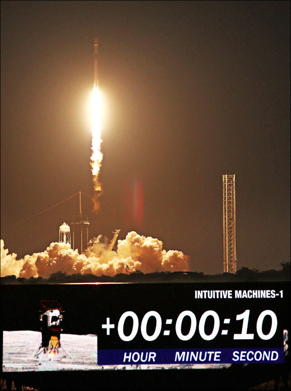 SpaceX的猎鹰九号火箭15日搭载私人公司「直觉机器」研发的Nova-C登月艇奥德赛号，在佛州的甘迺迪太空中心发射升空。（法新社）(photo:LTN)