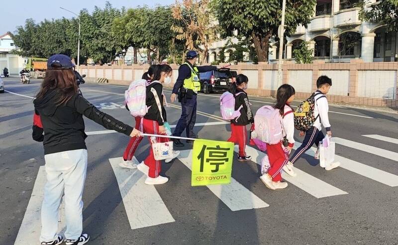 屏警規畫68校護童勤務守護學生交通安全。（屏東縣警察局提供）