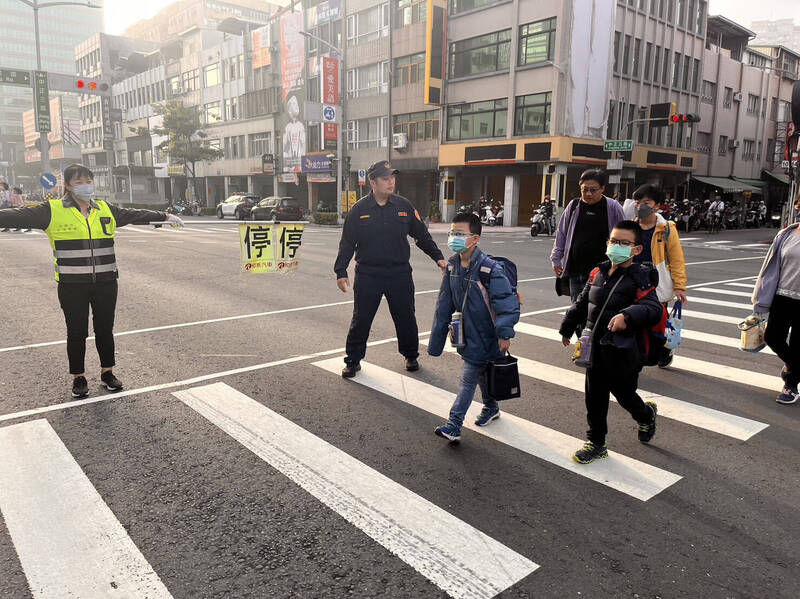 開學日高雄出動上百警力護童。（警方提供）