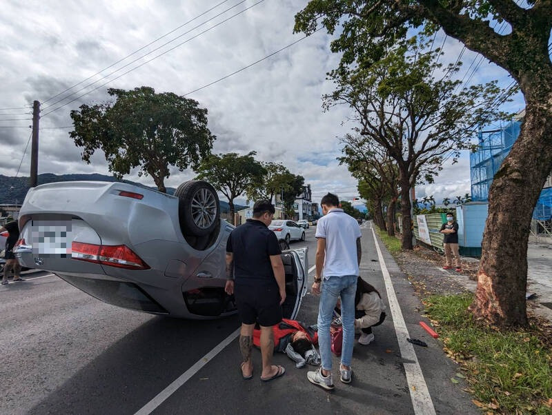 宜蘭縣三星鄉轎車自撞路樹翻車。（記者蔡昀容翻攝）