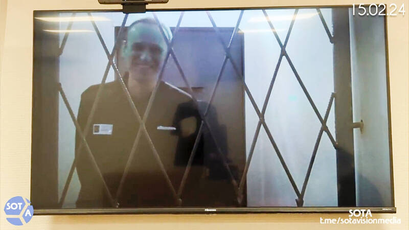 纳瓦尼生前曾出现在2月15日影片中开玩笑，当时他身穿黑色囚服，前面是一扇铁窗，隔天竟就猝逝。（美联）(photo:LTN)