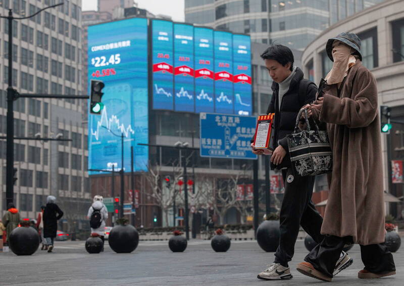 中国上海街头，大屏幕显示最新证券交易所和经济数据。（欧新社）(photo:LTN)