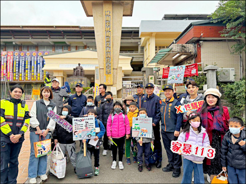 開學首日，桃園警方規劃「護童」專案，期能還給學生安全的交通環境。（警方提供）