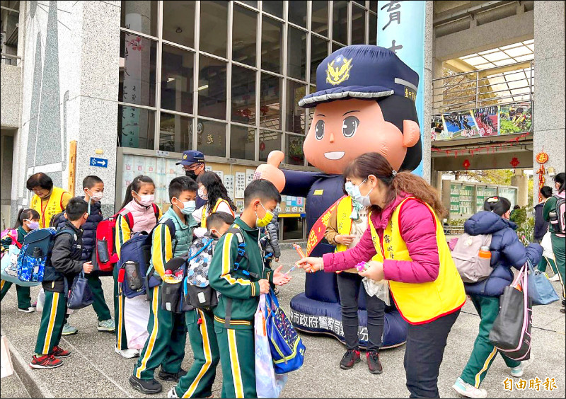 昨天是開學日，台中霧峰分局執行護童專案，並安排充氣警察寶寶放在校門口，迎接重返校園的學童。（記者陳建志攝）