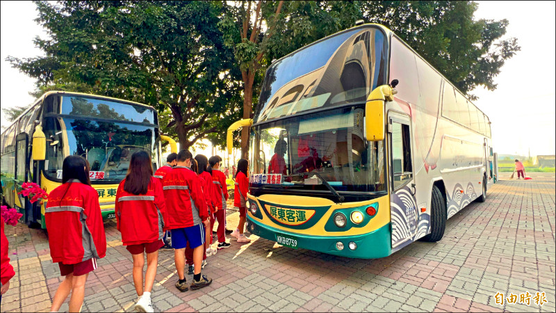 九如國中學生本學期起上放學可以免費搭校車。（記者羅欣貞攝）