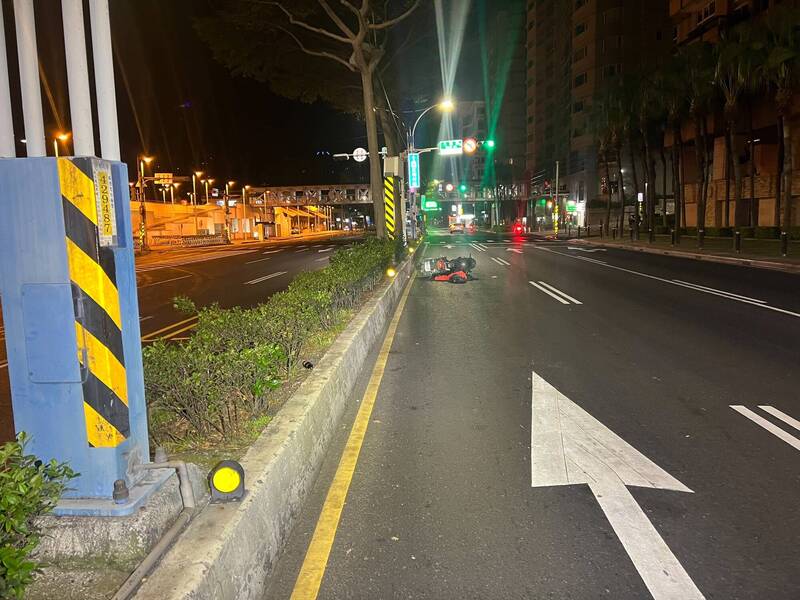 新北市一名水泥工今天凌晨騎機車途經淡水,自撞分隔島不幸身亡,車禍肇因、責任歸屬仍待釐清。(記者吳仁捷翻攝) 新北市一名水泥工今天凌晨騎機車途經淡水,自撞分隔島不幸身亡,車禍肇因、責任歸屬仍待釐清。(記者吳仁捷翻攝)
