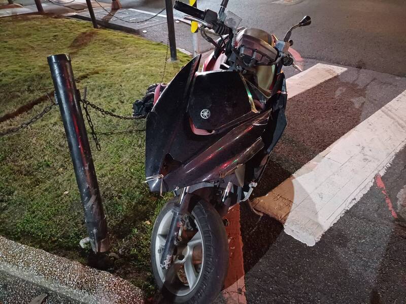 新北市一名水泥工今天凌晨騎機車途經淡水,自撞分隔島不幸身亡,車禍肇因、責任歸屬仍待釐清。(記者吳仁捷翻攝) 新北市一名水泥工今天凌晨騎機車途經淡水,自撞分隔島不幸身亡,車禍肇因、責任歸屬仍待釐清。(記者吳仁捷翻攝)