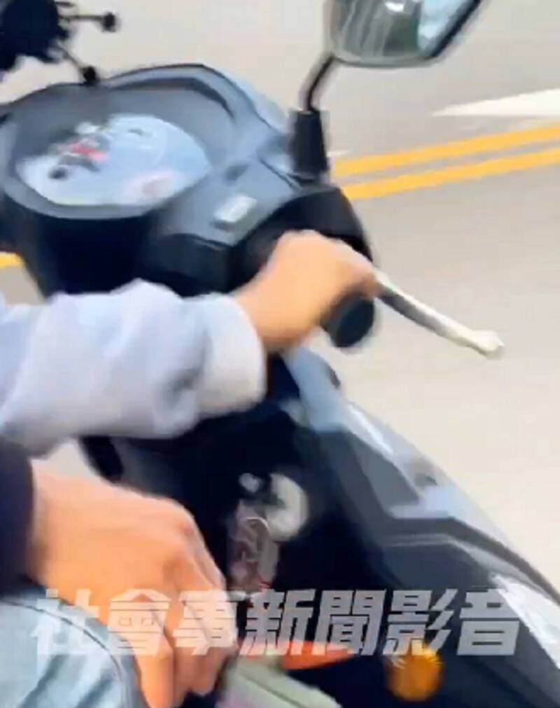 桃園街頭出現父親騎機車但放手讓國小兒子控制油門的畫面，讓經過的民眾看得目瞪口呆。（記者謝武雄翻攝）