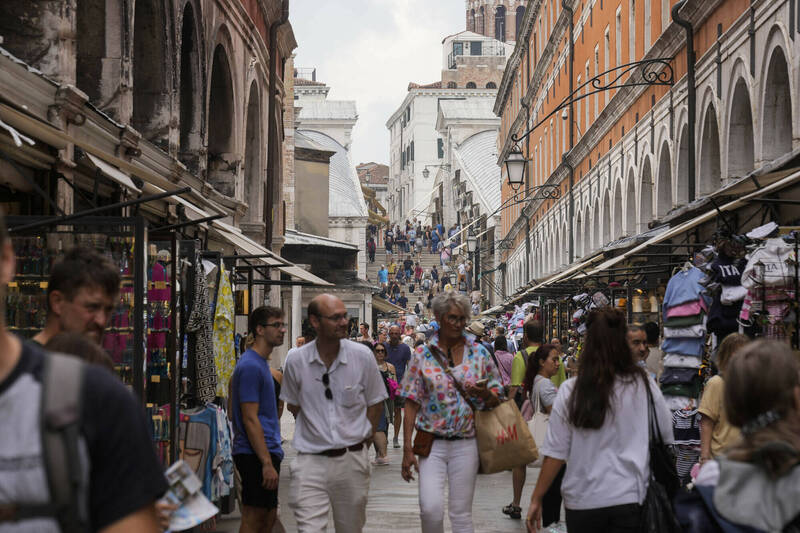 义大利威尼斯街头观光人潮如织。（美联社档案照）(photo:LTN)