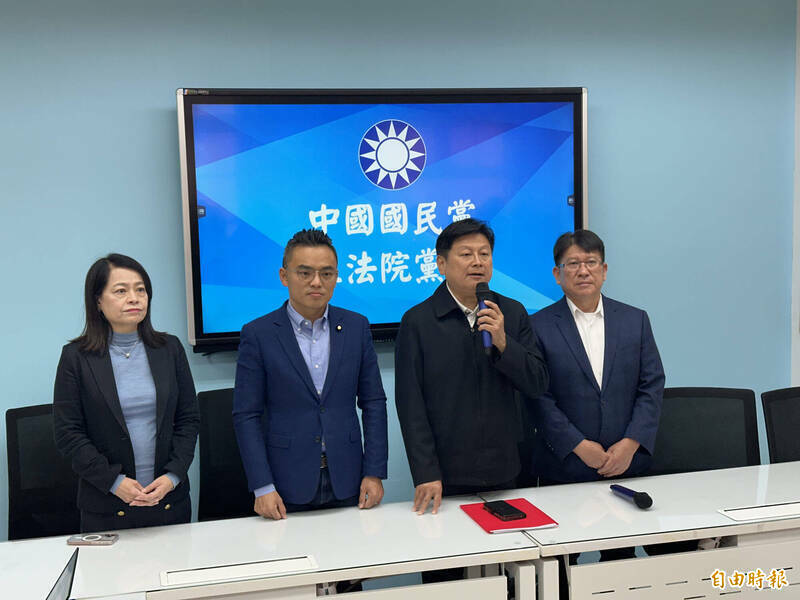立法院國民黨團總召傅崐萁今日臨時舉行時事回應記者會坦言,「臨時會」是黨團人員誤植文書,讓民進黨抓到臨時會的語病。(記者林哲遠攝) 立法院國民黨團總召傅崐萁今日臨時舉行時事回應記者會坦言,「臨時會」是黨團人員誤植文書,讓民進黨抓到臨時會的語病。(記者林哲遠攝)