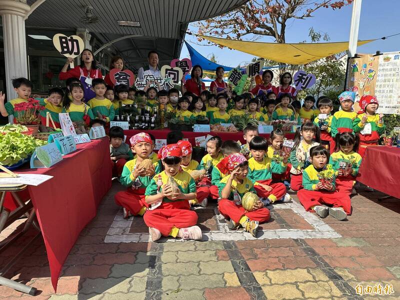 台南市歸仁區育仁幼兒園連續第2年響應北台南家扶中心「無窮世代新春義賣」活動，義賣自種蔬菜等，幫助家扶的哥哥姊姊安心上學去。（記者劉婉君攝）