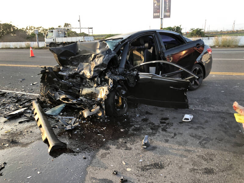 雲林土庫發生轎車對撞車禍，黑色轎車車頭全毀，男駕駛與女乘客OHCA送醫急救。（讀者提供）