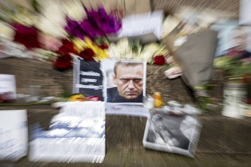 17日在俄罗斯驻法国大使馆外追悼纳瓦尼的照片、花束。（美联社）(photo:LTN)