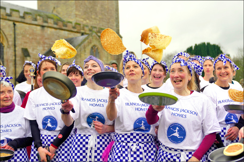 英国白金汉郡奥尔尼镇可追溯至1445年的年度煎饼赛，13日随「忏悔星期二」热闹登场，图中持锅者为今年前三名得主。（美联社）(photo:LTN)