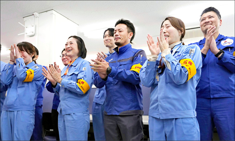 日本鹿兒島縣種子島的日本宇宙航空研究開發機構工作人欣喜若狂。（美聯社）