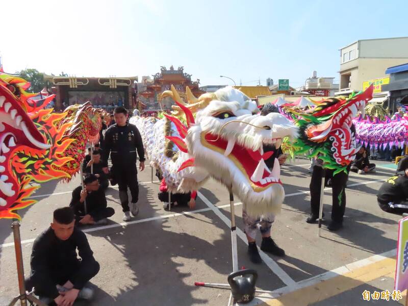 苗栗市火旁龍11尾祥龍競技激烈 九節白龍首度出現 - 生活 - 自由時報電子報