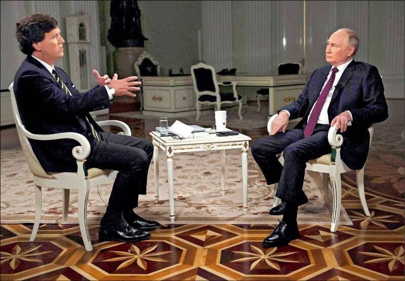 美国福斯新闻前主播卡尔森（图左）6日在克里姆林宫专访俄罗斯总统普廷。（法新社）(photo:LTN)