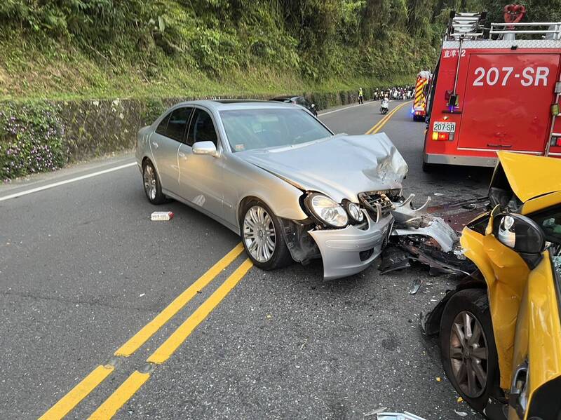 新北,|賓士男開山路打瞌睡 衝對向車道撞計程車3傷 - 社會 - 自由時報電子報