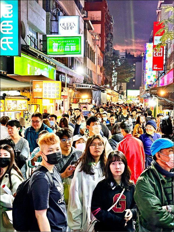 演唱會為高雄帶來人潮,外溢到商圈及夜市。(高市府提供) 演唱會為高雄帶來人潮,外溢到商圈及夜市。(高市府提供)