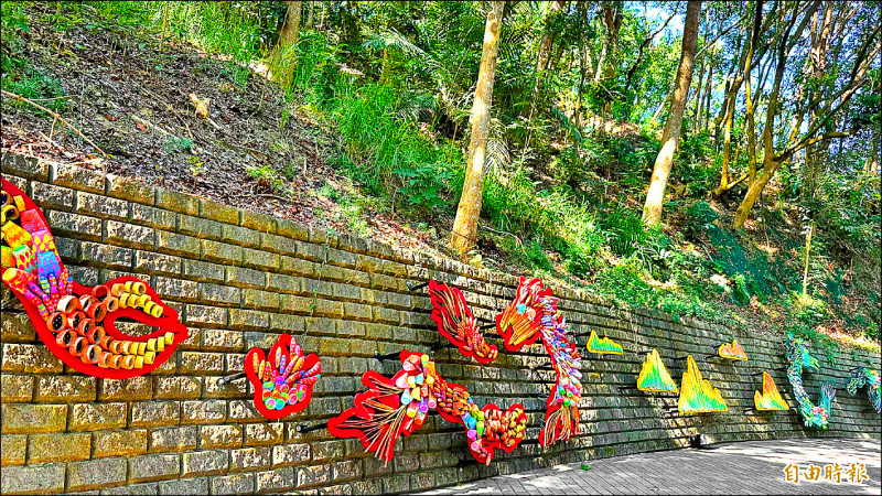 龍崎光節空山祭落幕，《重生～龍之三部曲》續留虎形山公園的山壁。（記者劉婉君攝）