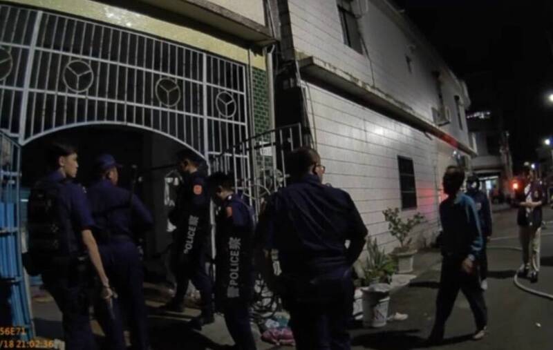 葉男揚言要引爆瓦斯,現場氣氛緊繃。(警方提供) 葉男揚言要引爆瓦斯,現場氣氛緊繃。(警方提供)