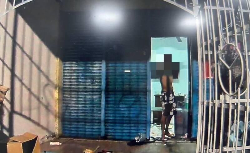 葉男先是揮刀還揚言要引爆瓦斯,現場氣氛緊繃。(警方提供) 葉男先是揮刀還揚言要引爆瓦斯,現場氣氛緊繃。(警方提供)