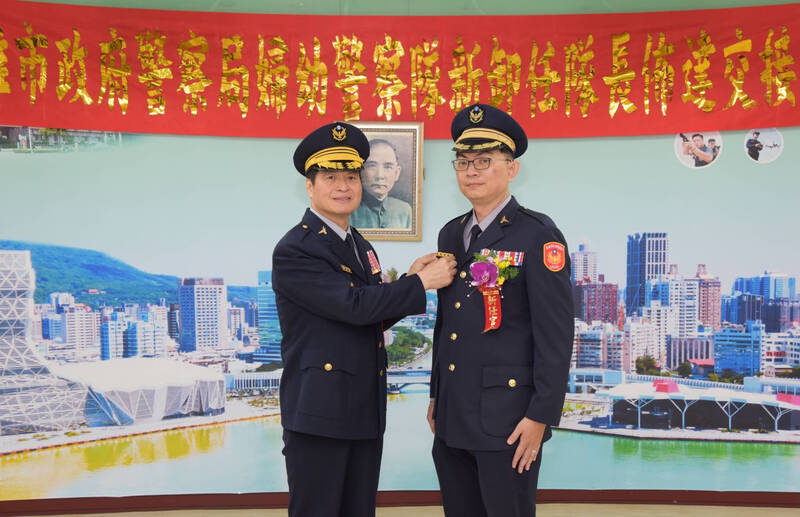 高市警局婦幼隊長今交接，曾破「地溝油」食安剋星趙副丞（右）升任。（記者黃良傑翻攝）