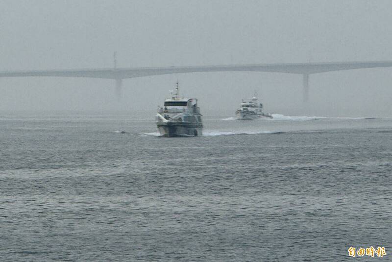 金门一艘观光船「初日号」（左）由金门海巡队船艇护航返回金门。（记者吴正庭摄）(photo:LTN)